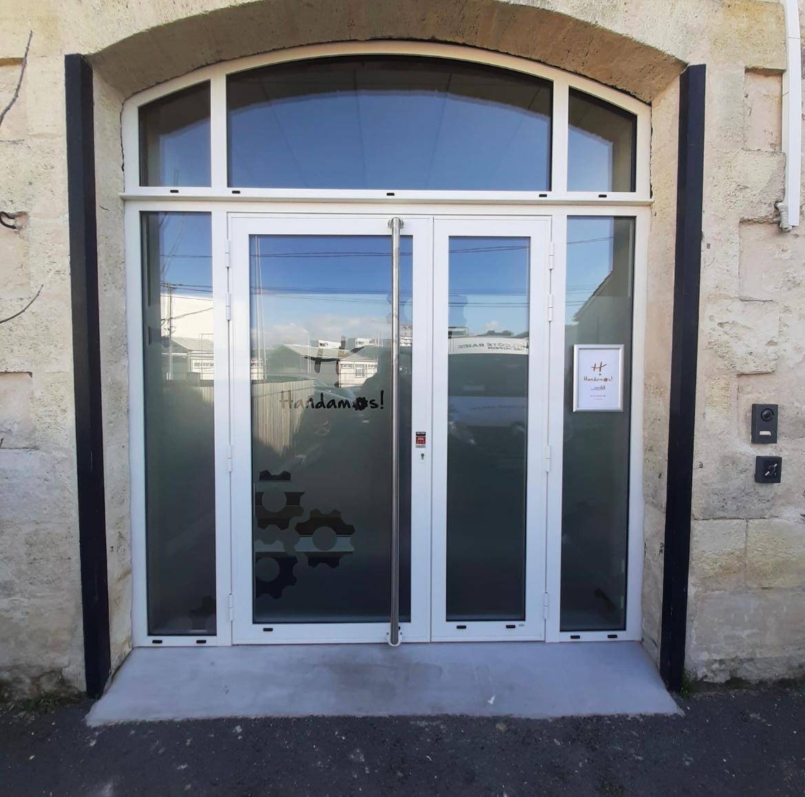 Entrée de bureau cintrée dans des bureaux situés à Bègles à côté Bordeaux