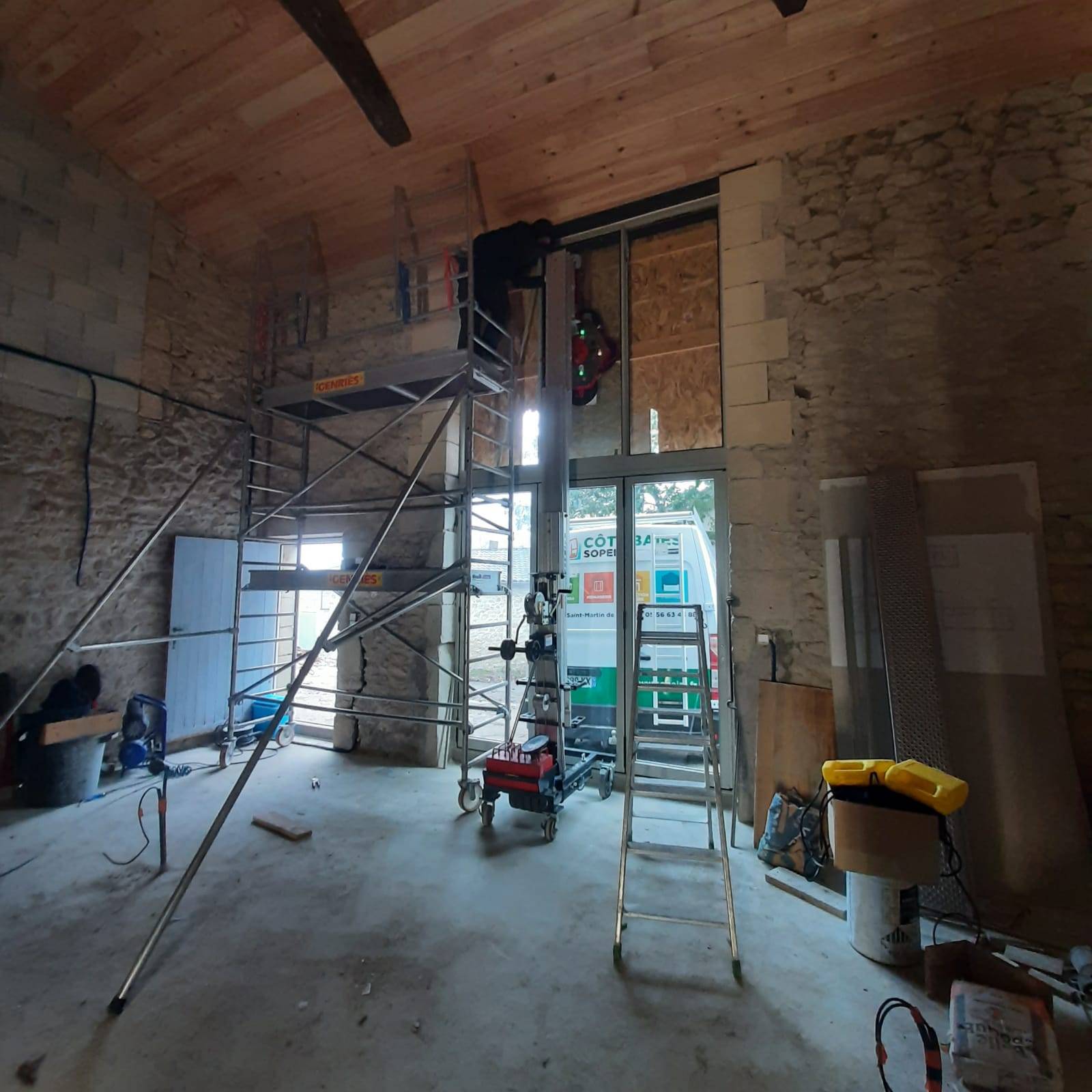 Allié la pierre et l'aluminium pour une réalisation de menuiserie à Saint Pierre de Mons