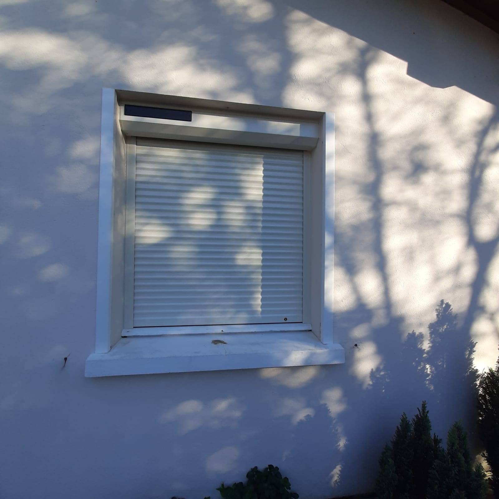 volets roulants solaire alu avec lames isolées pour une maison à saint Côme