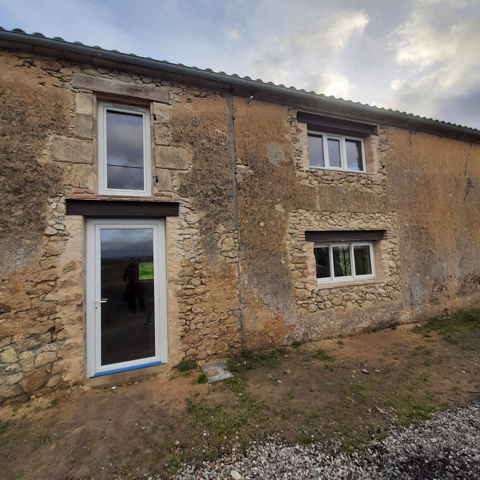 Rénovation d'une maison en pierre située à Saint Pierre de Mons avec des menuiseries pvc schucco et des menuiseries installux en aluminium