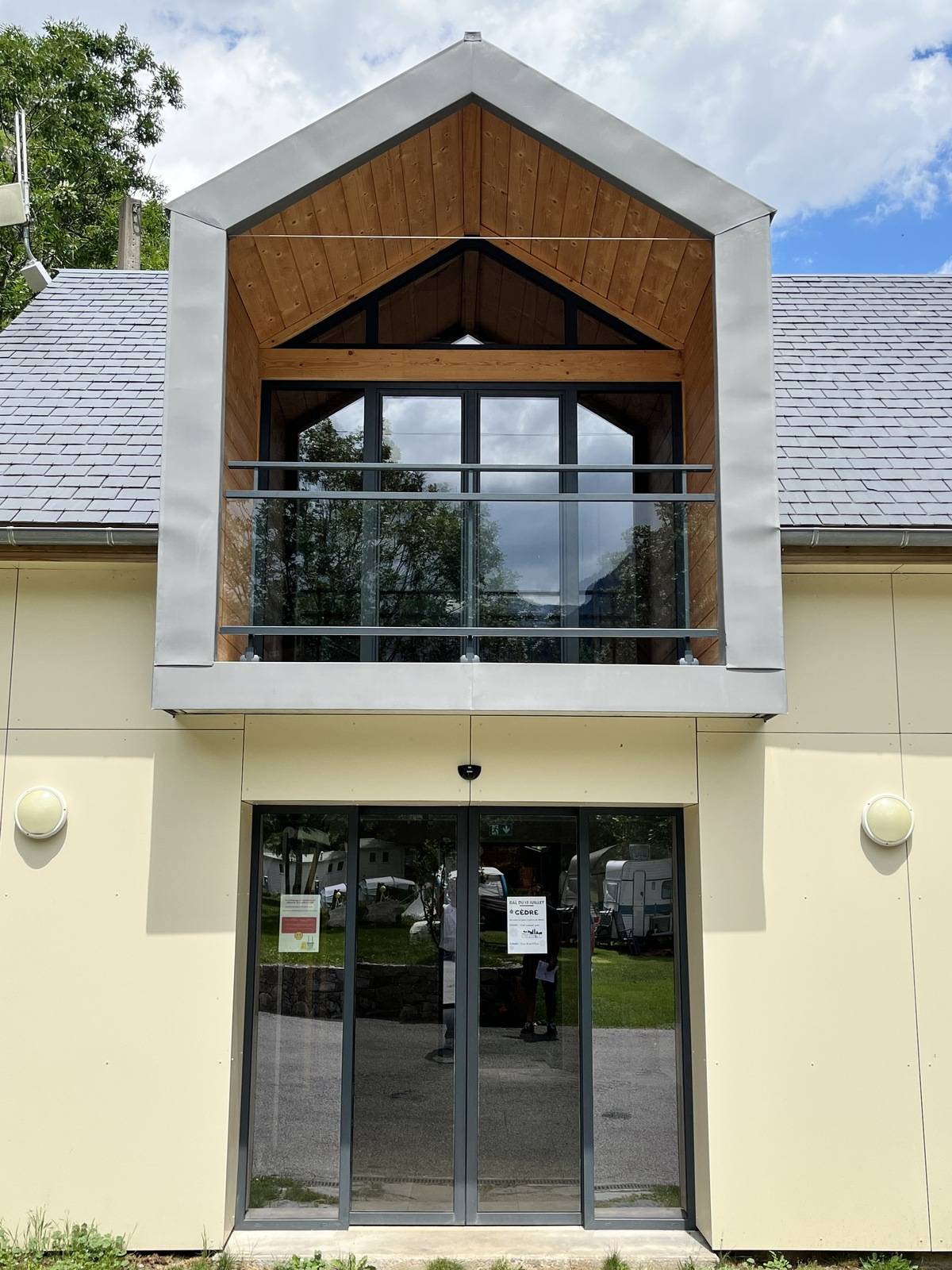 Réalisation d'une porte double avec imposte fixe au camping Le Pin de Sucre à Gavarnie