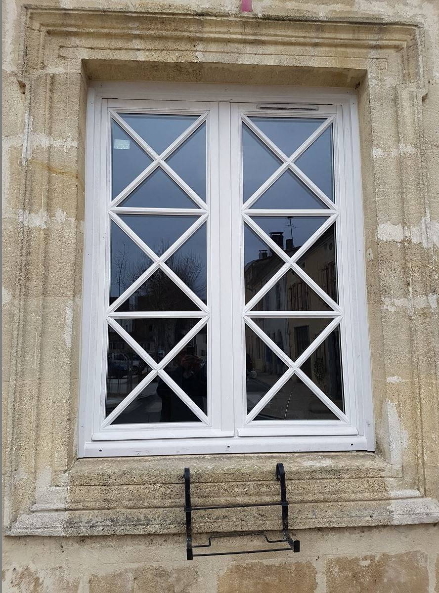 Fenêtre bois traditionnelle sur Villandraut