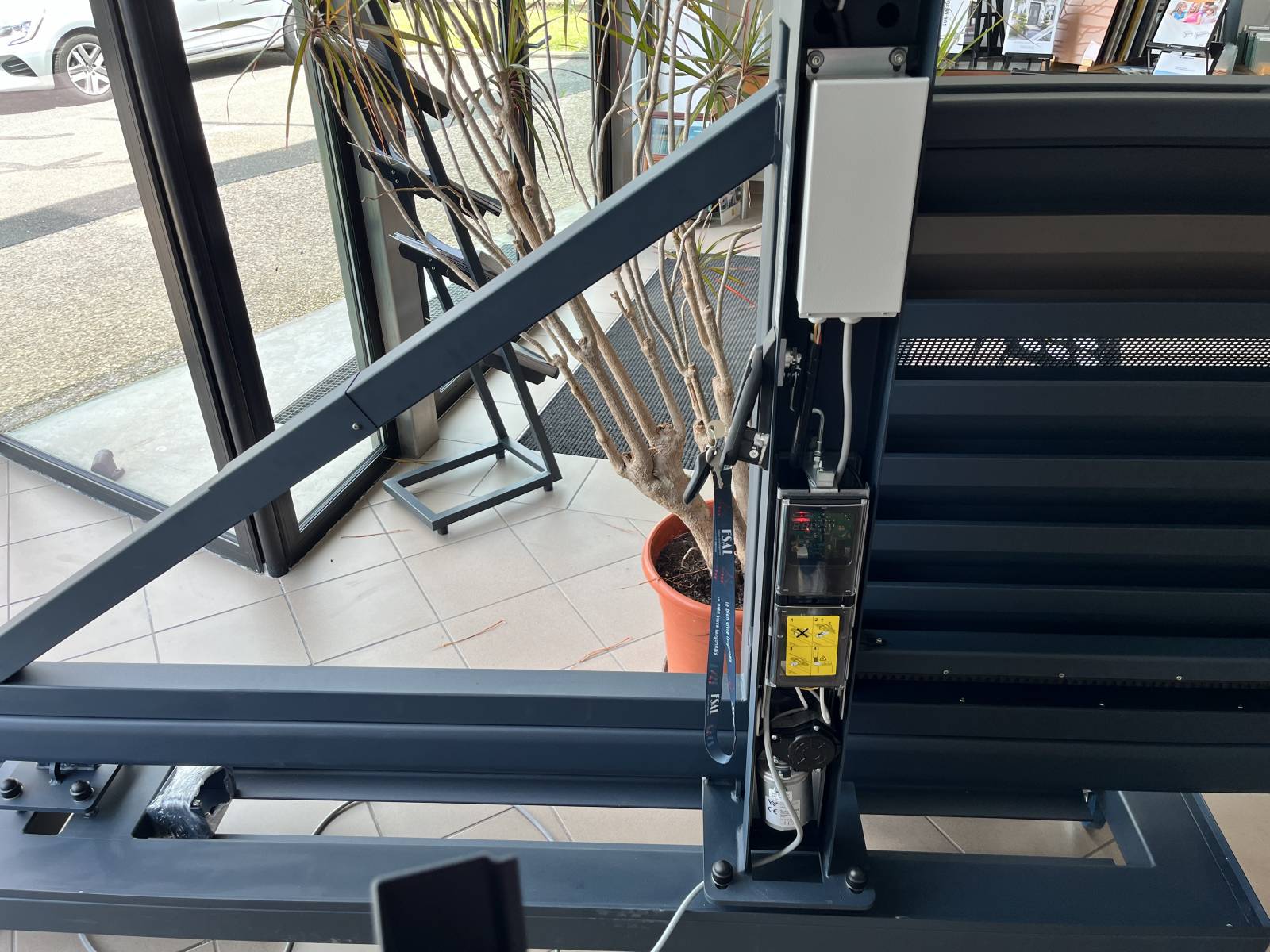 Portail autoportant wisniowski dispose d'un système compact et autonome totalement intégré dans le portique de guidage