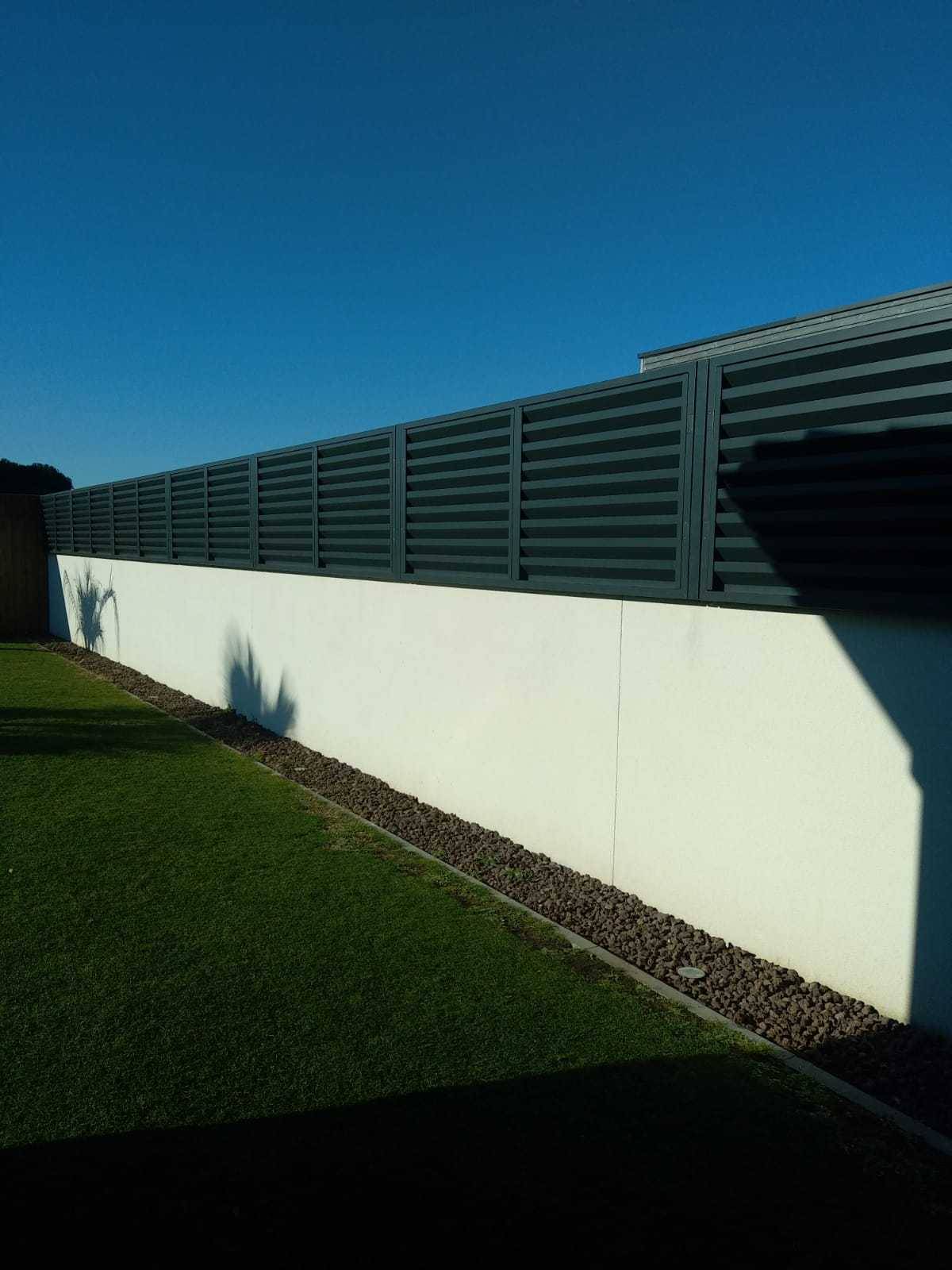 Réhausse cloture dans un pavillon à Podensac près de Bordeaux avec des fixation à l'anglaise qui donne un aspect propre et épuré