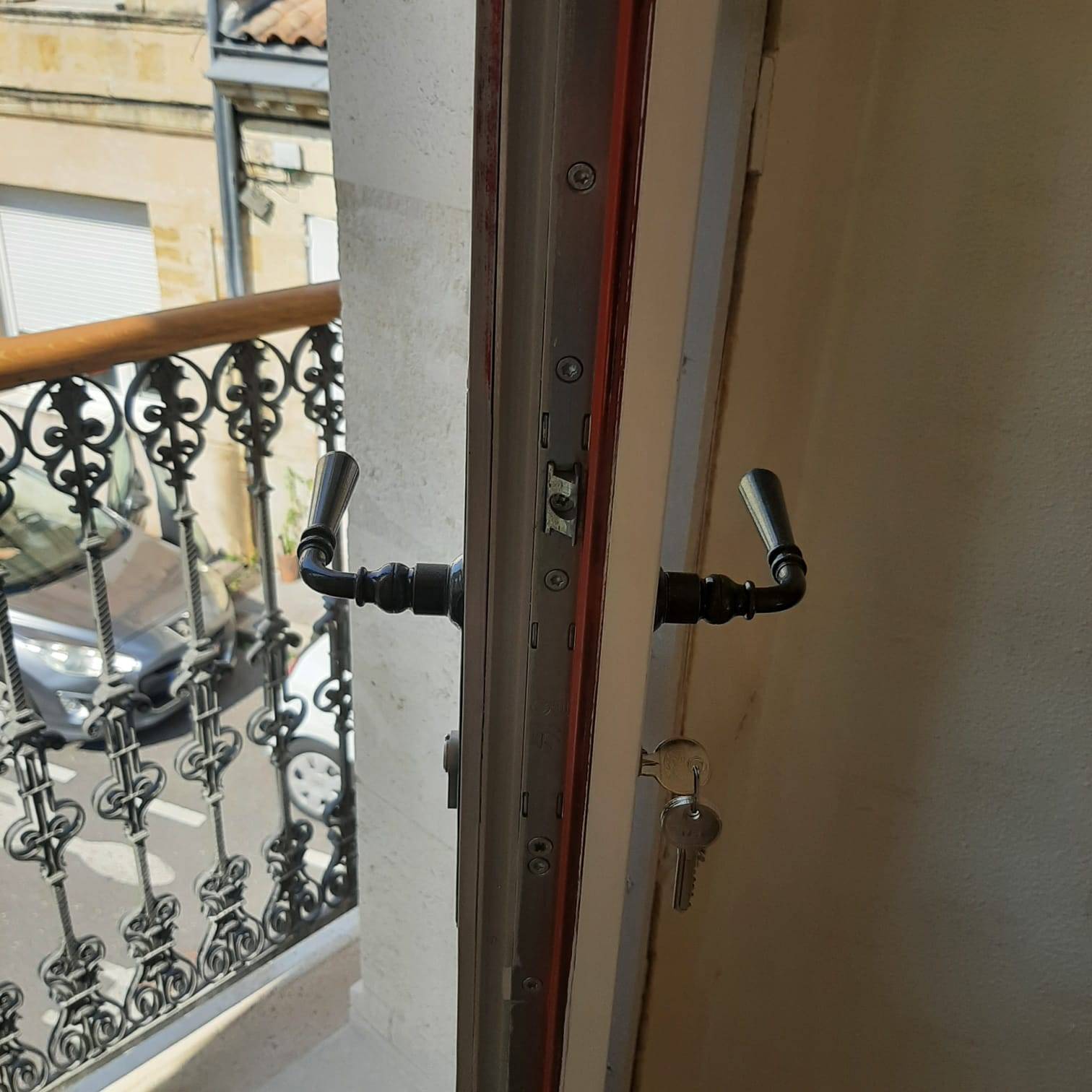 Porte en menuiserie bois soumis à l'approbation des architectes des bâtiments de France