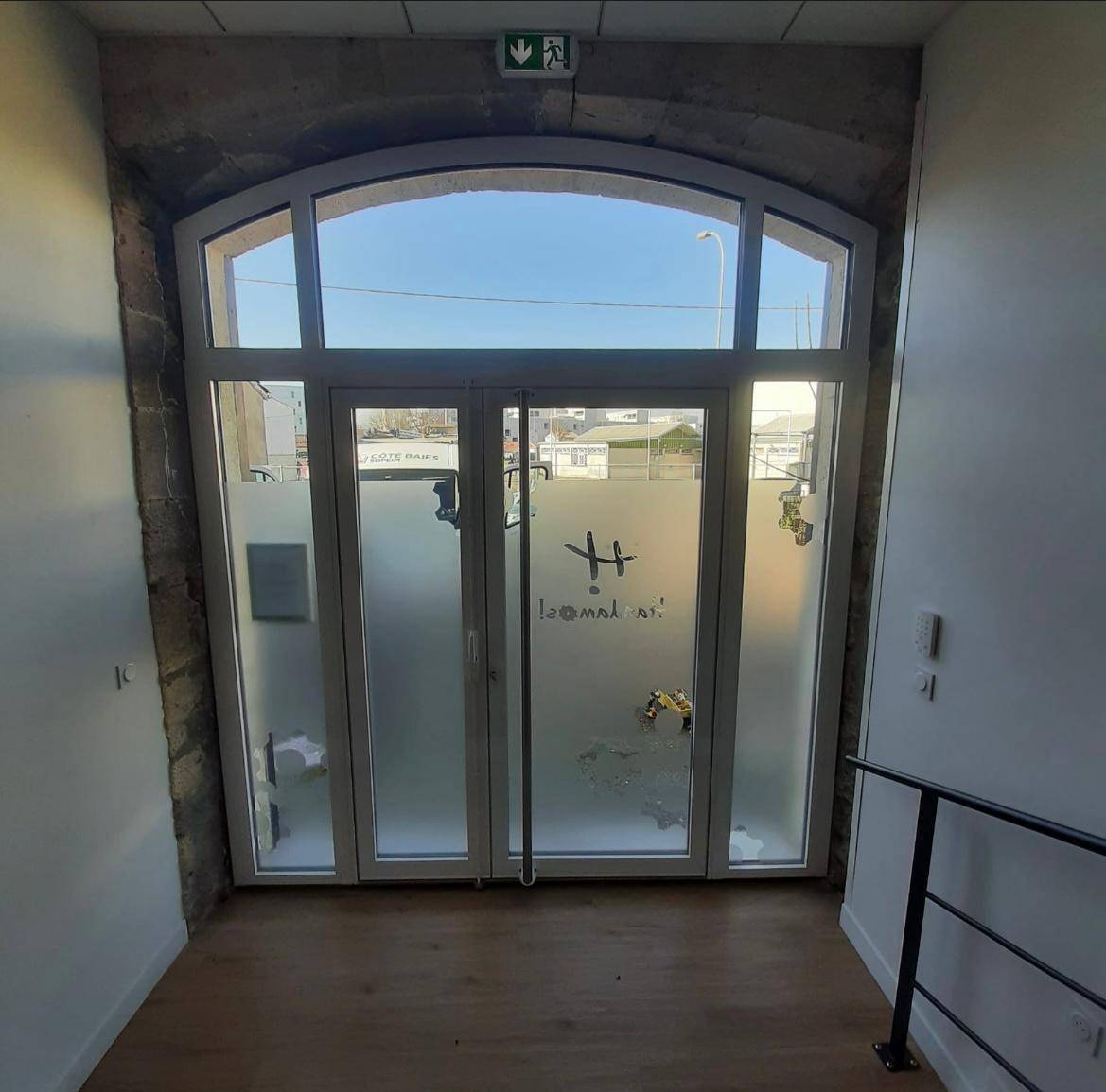Entrée de bureau dans des bureaux situés à Bordeaux