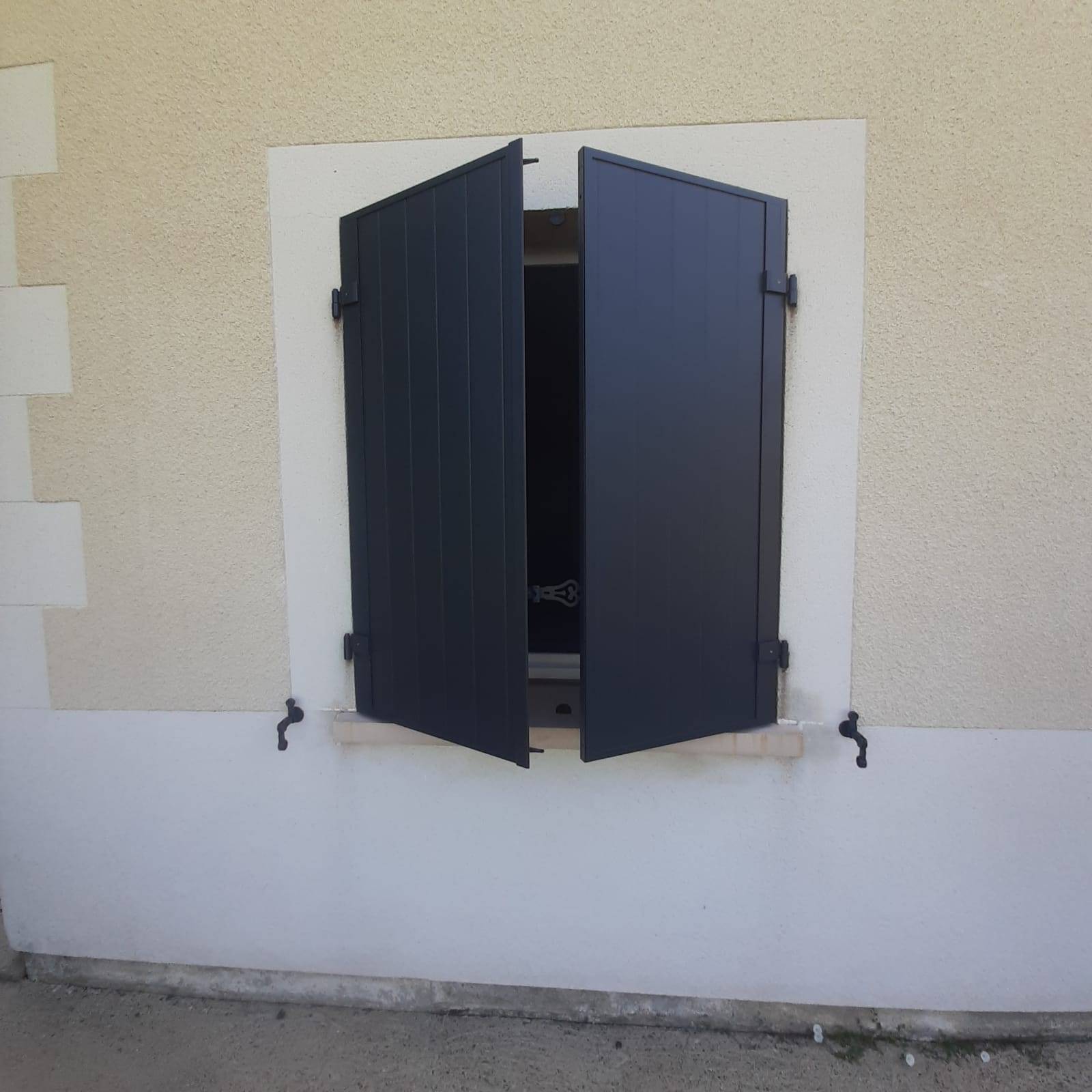 Changement de volets bois en volets en aluminium à Saint Martin de Sescas