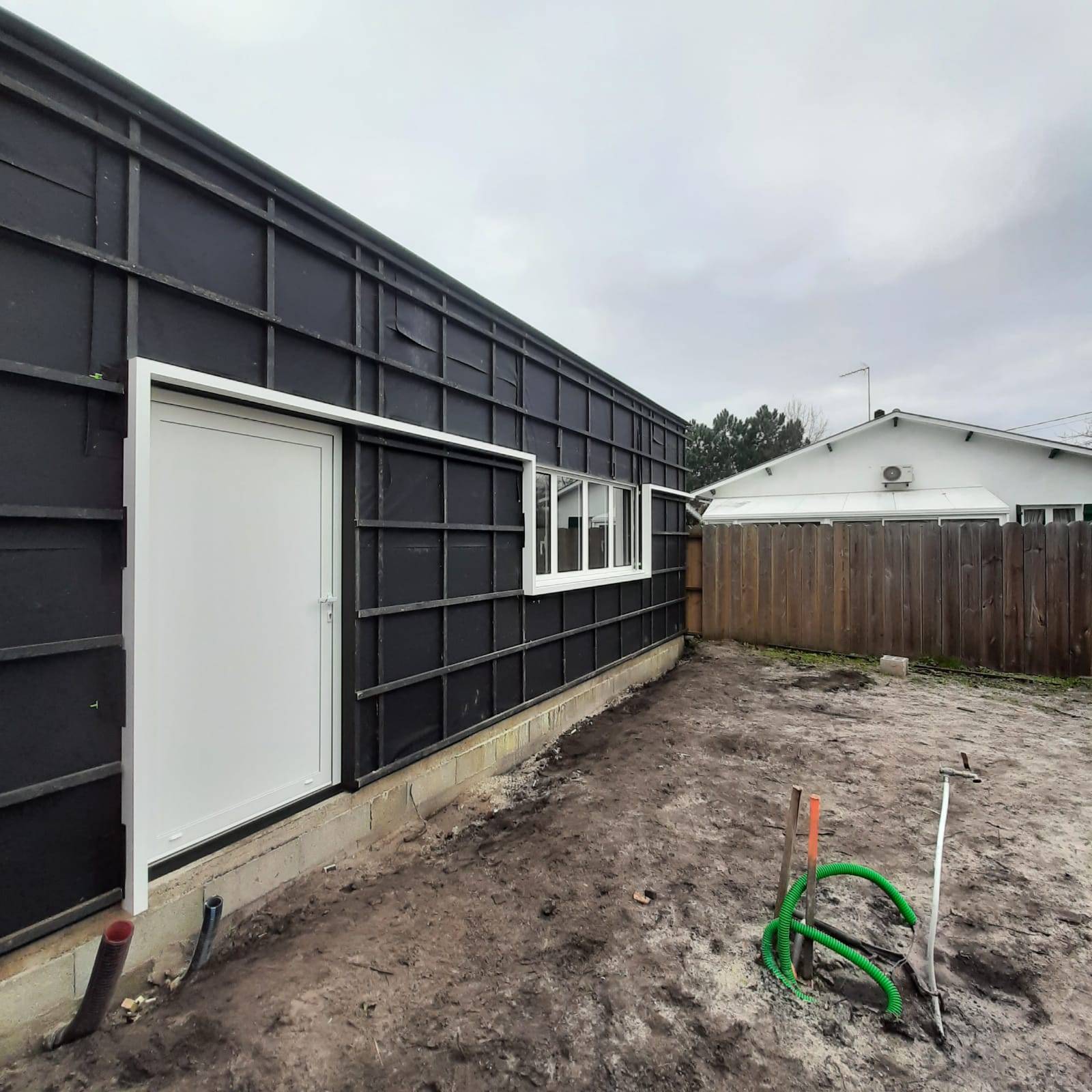 Pose de menuiserie pour l'annexe d'une maison à Andernos