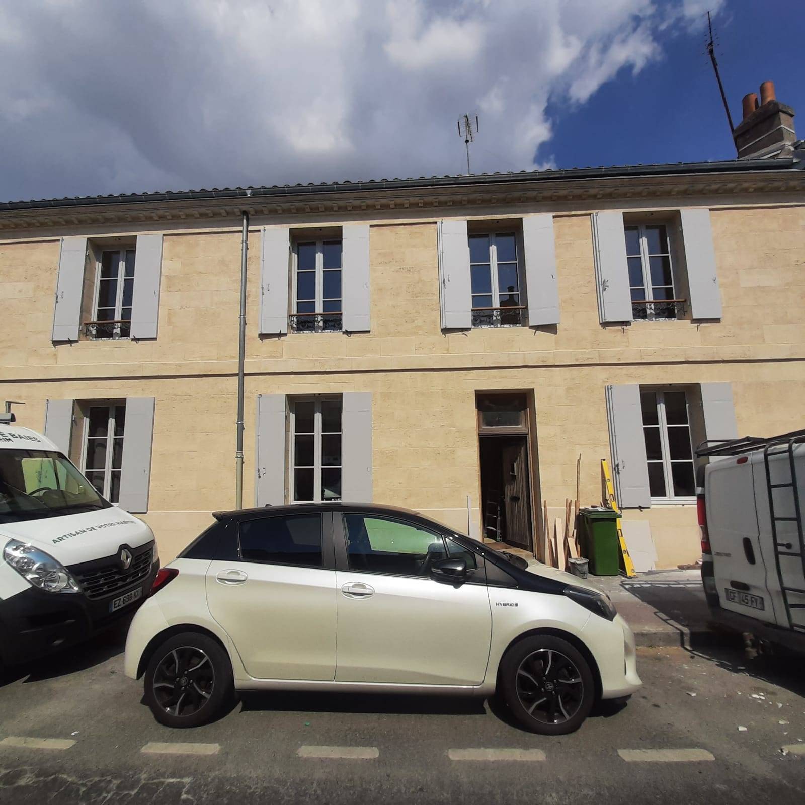 Fenêtres en Menuiserie Bois réalisées pour une maison en Gironde soumis à l'approbation des Bâtiments de France