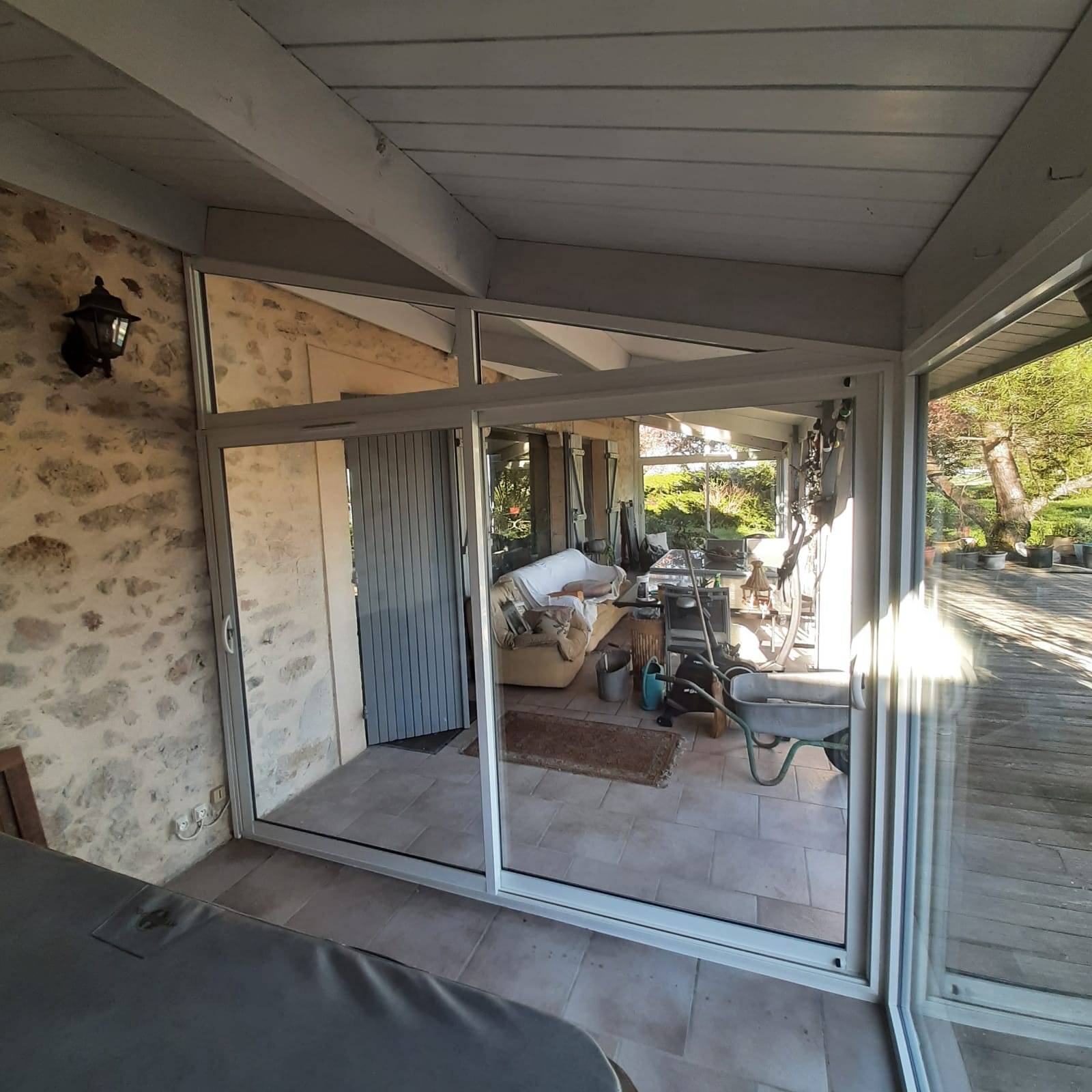 Fermer une terrasse avec une véranda aluminium