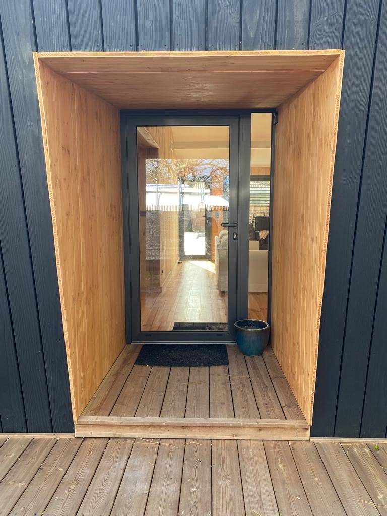 Mise en place de menuiseries aluminium pour une maison à Andernos.