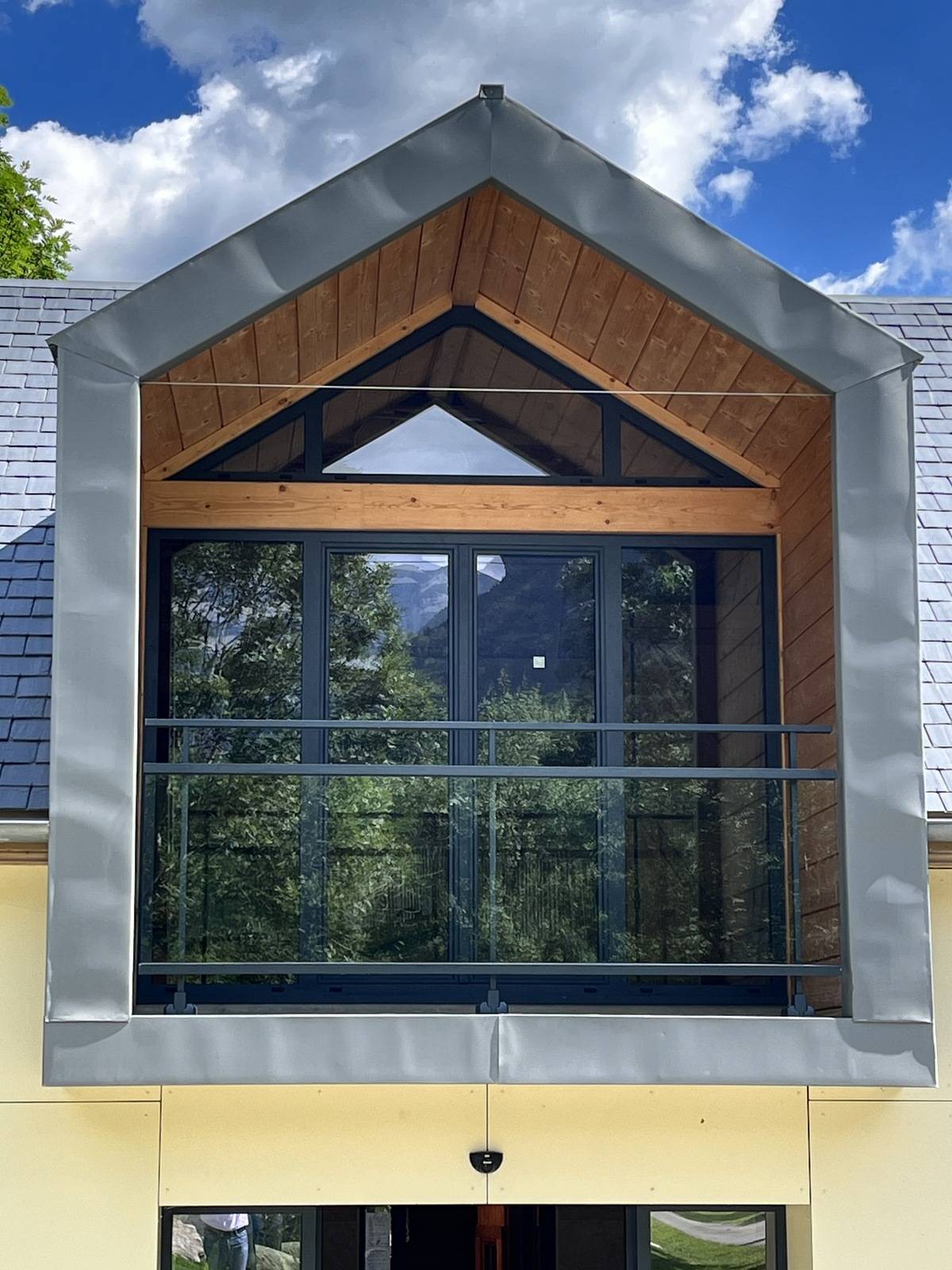 Réalisation d'une porte double avec imposte fixe dans un camping à Gavarnie