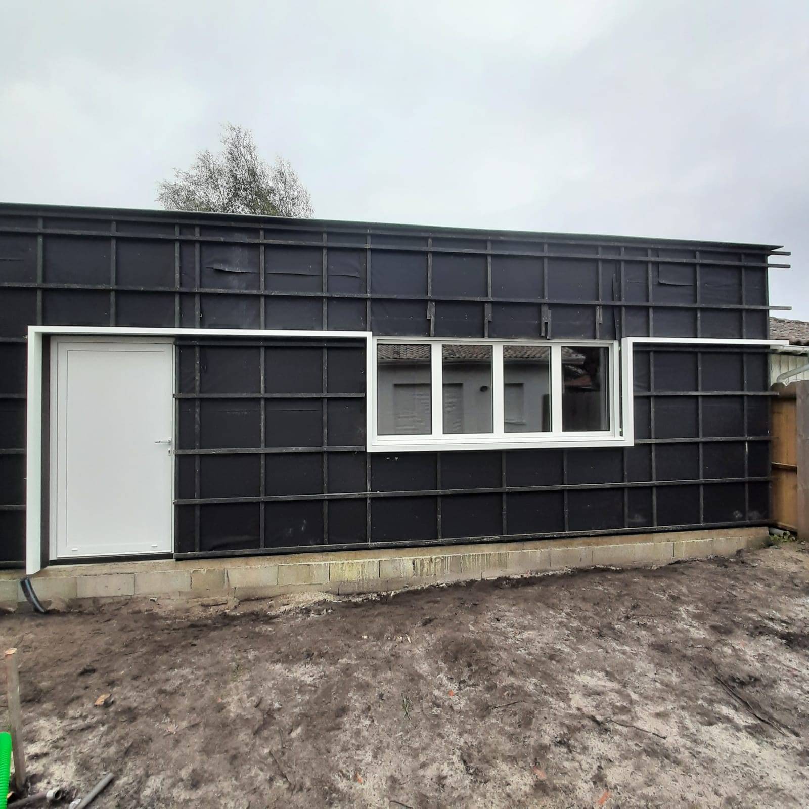 Pose de menuiserie pour une annexe à Andernos