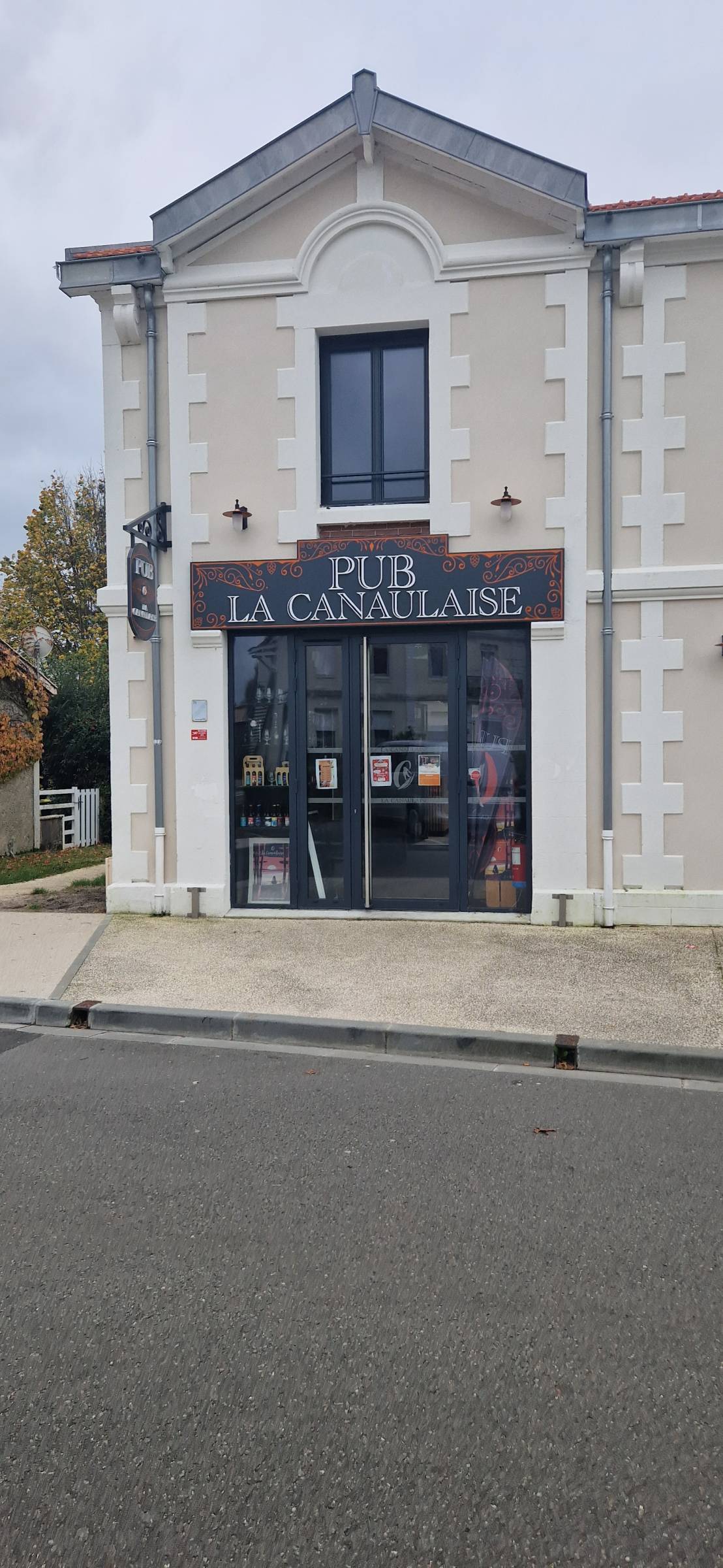 Menuiserie pour la création d'un bar situé à Lacanau en Gironde