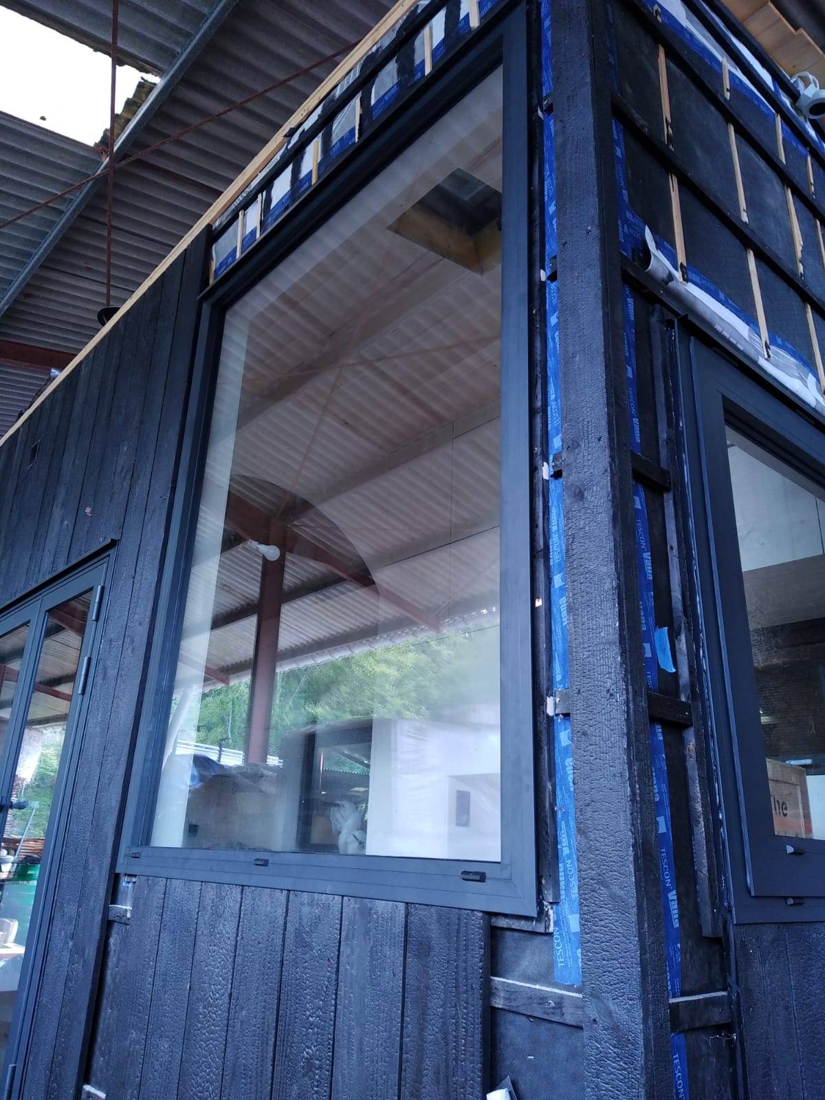 Fabrication et pose de menuiserie aluminium pour une Tiny House en construction