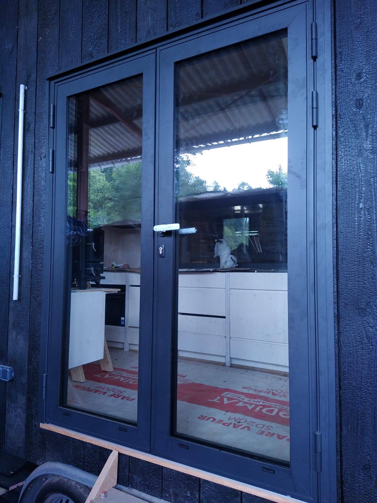 Fabrication et pose de menuiserie aluminium pour une Tiny House en construction