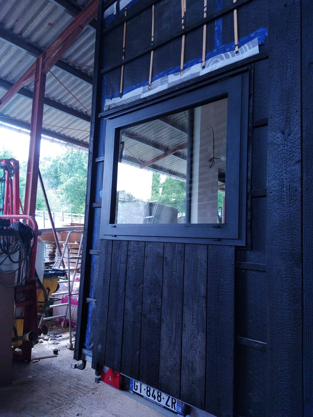 Fabrication et pose de menuiserie aluminium pour une Tiny House en construction