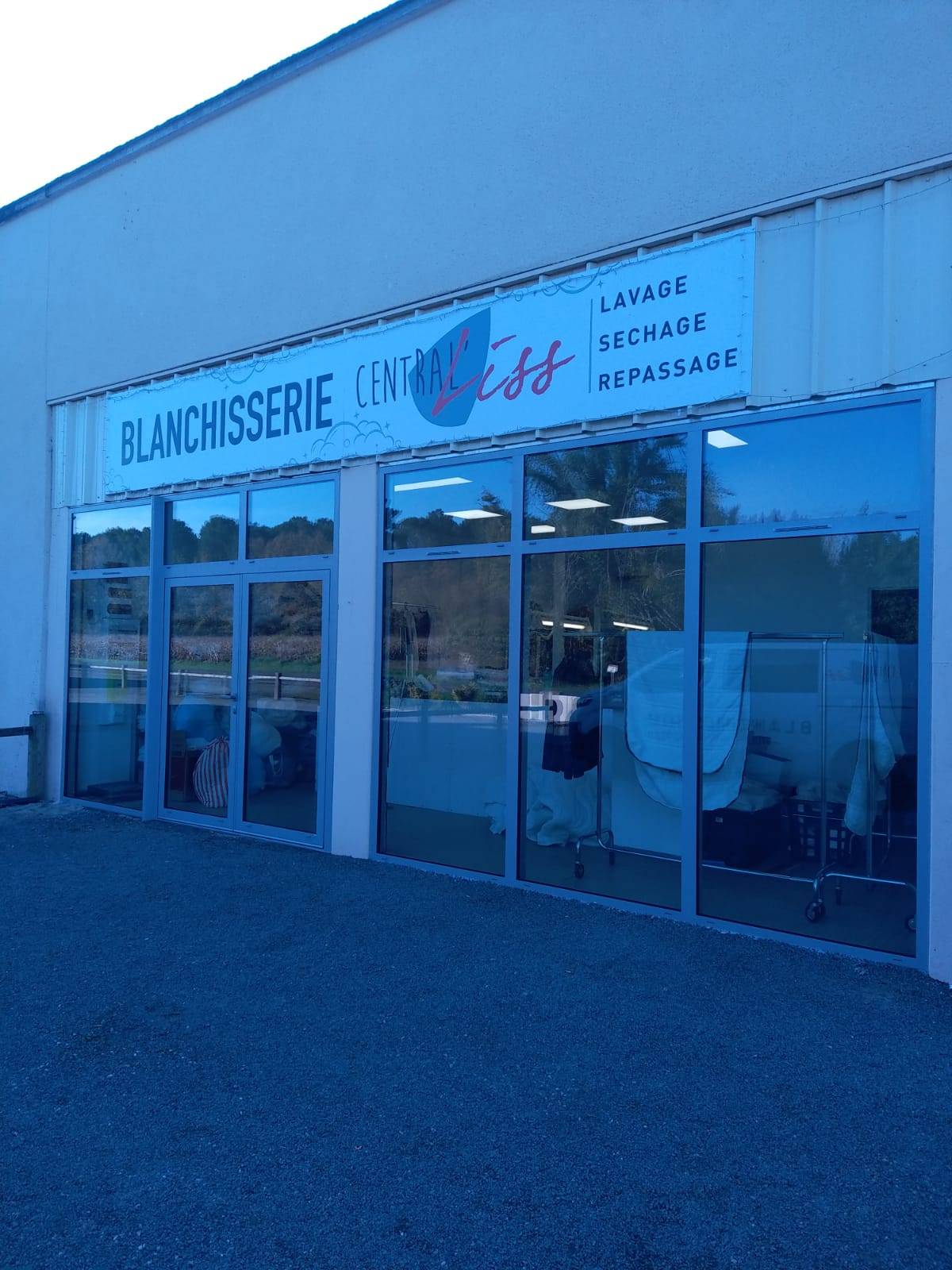 Changement de menuiserie d'une vitrine pour un local commercial situé à Langon