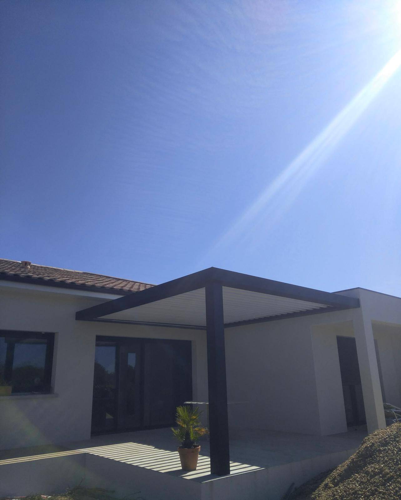 Pergola bioclimatique à Roaillan