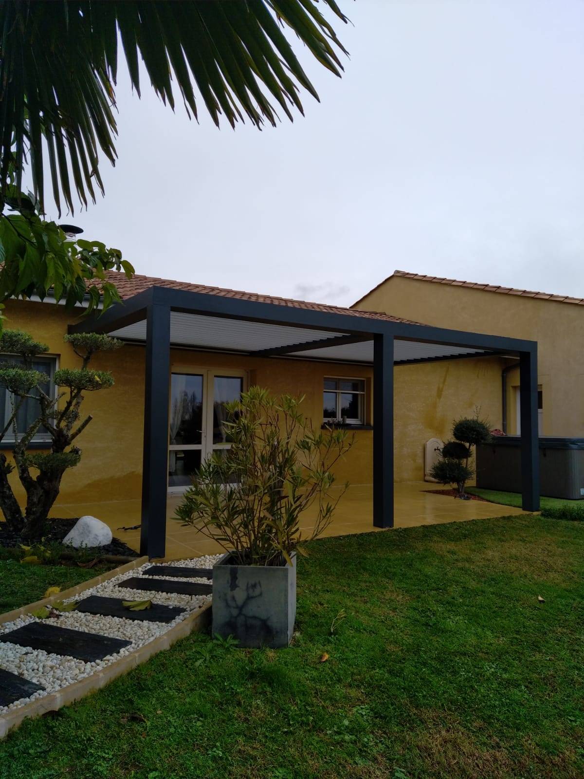 Fabrication et pose d’une pergola bioclimatique sur mesure à Cadillac en Gironde