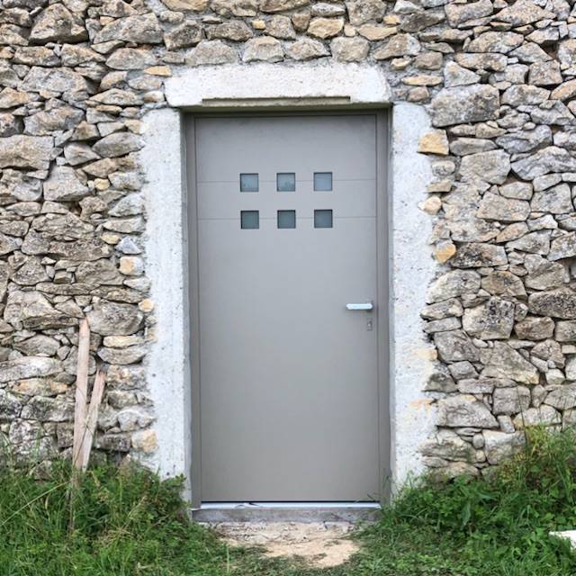 Fabrication et pose d'une porte sur maison pierre en rénovation en Gironde