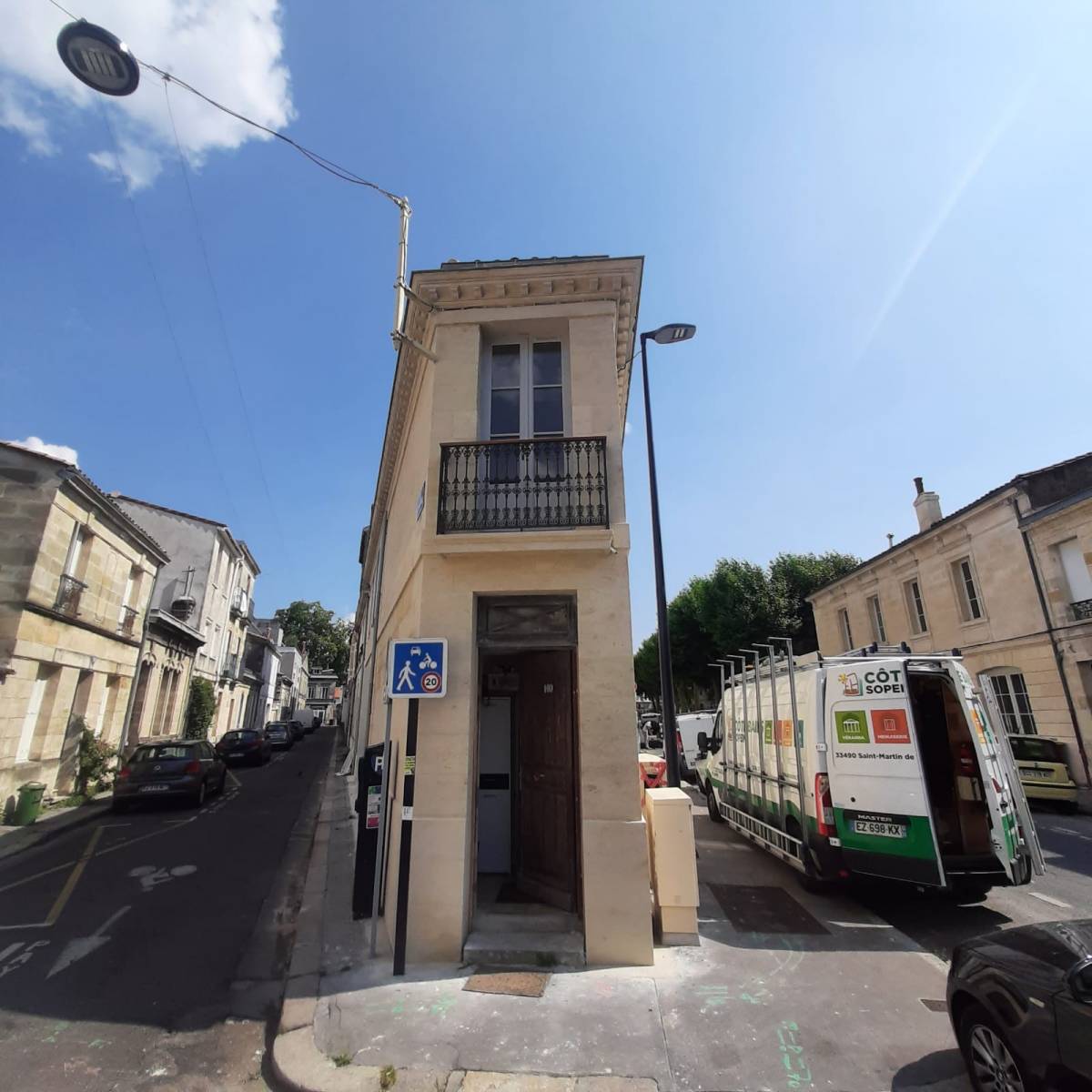 Réalisation d'une menuiserie bois dans une maison en Gironde, dans les normes des bâtiments de France