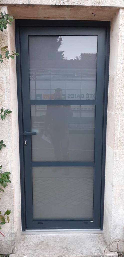 Porte d'entrée en aluminium pour une échoppe bordealise