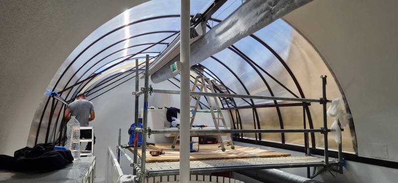 Rénovation verrière en dôme polycarbonate dans un salon de coiffure 