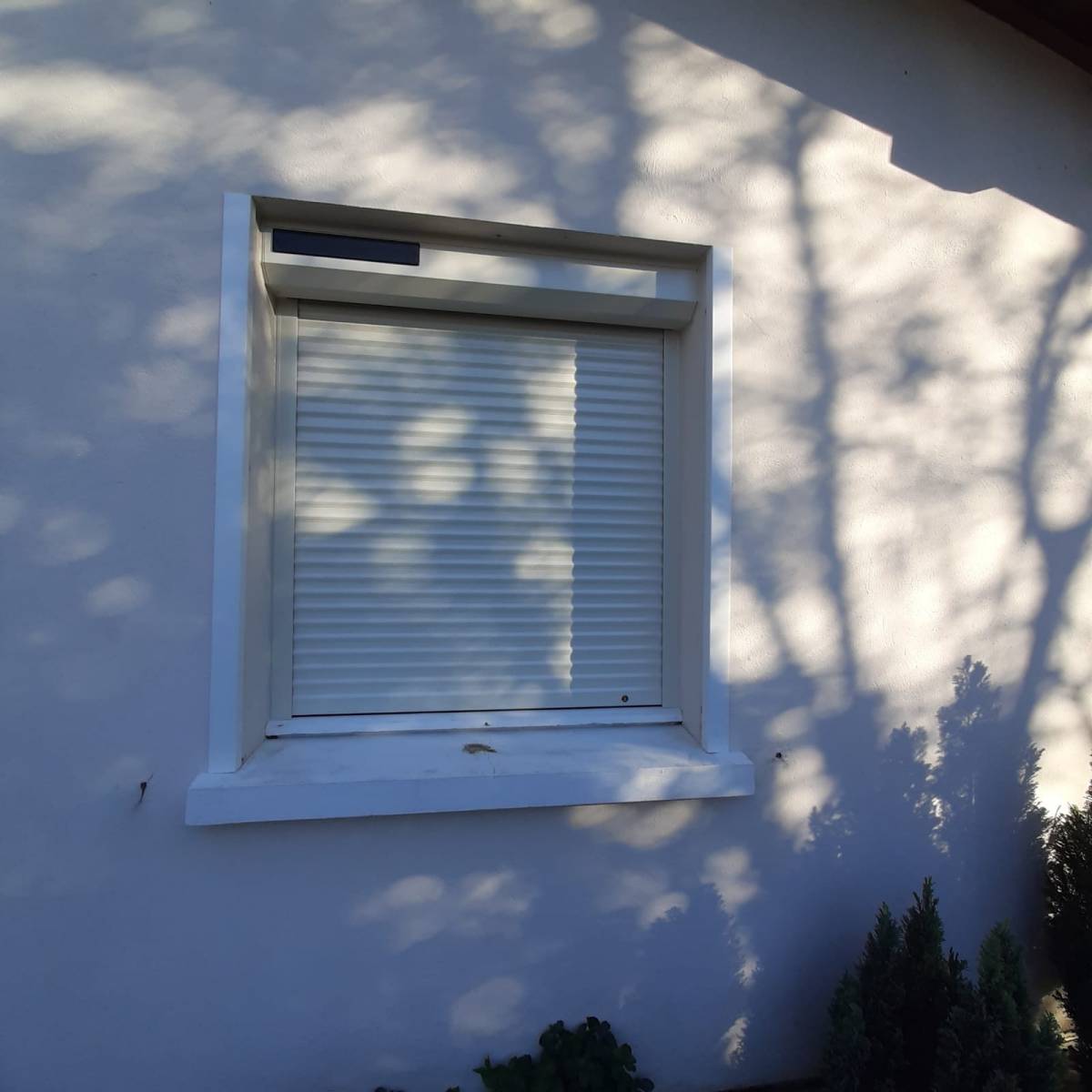 volets roulants solaire alu avec lames isolées pour une maison à saint Côme