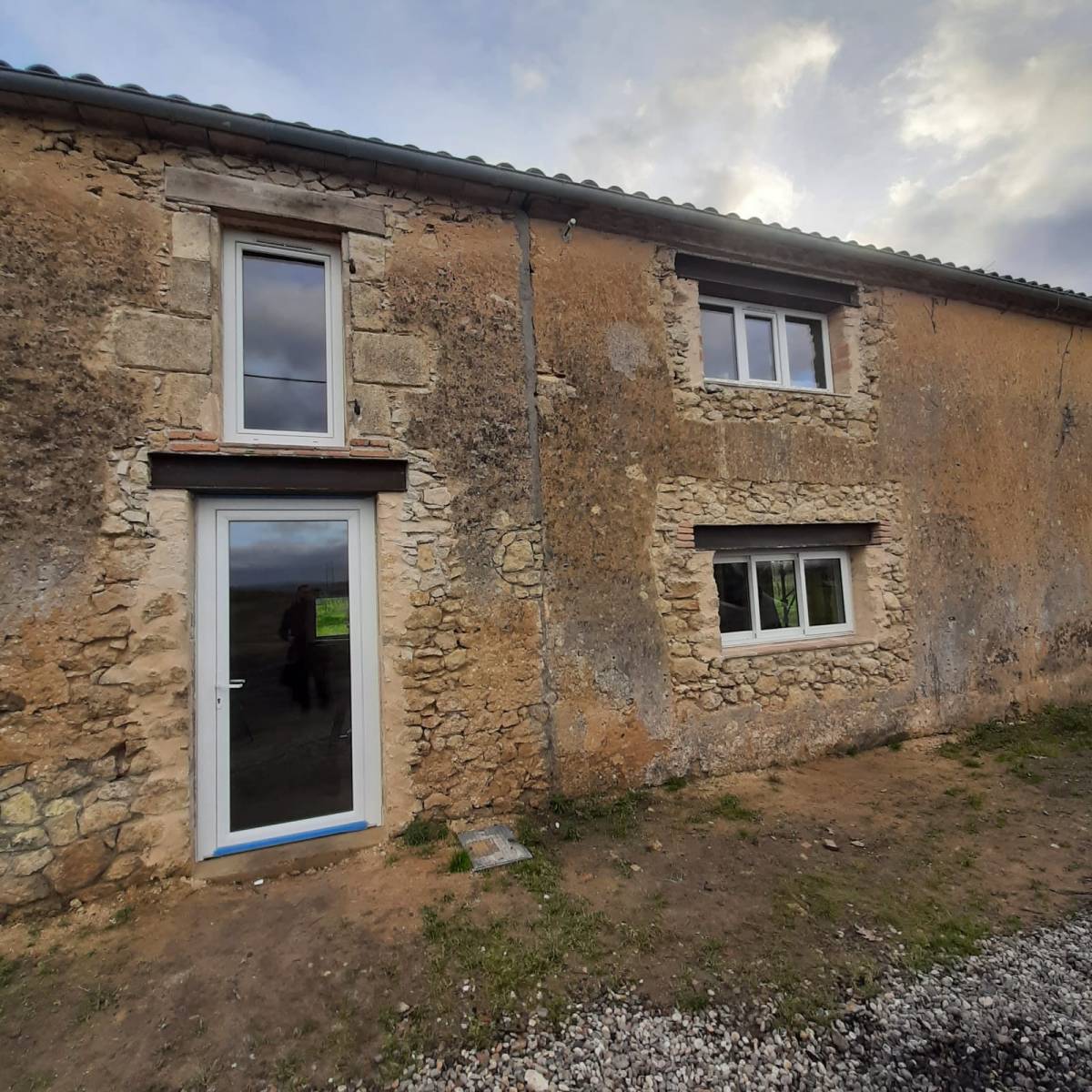 Rénovation d'une maison en pierre située à Saint Pierre de Mons avec des menuiseries pvc schucco et des menuiseries installux en aluminium