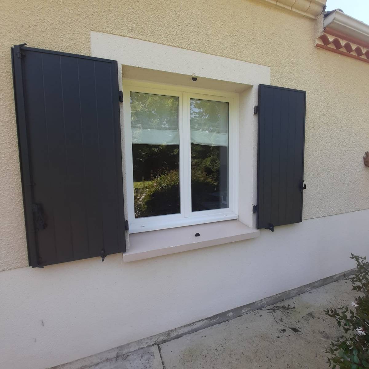 Changement de vieux volets bois en volets en aluminium à Saint Martin de Sescas