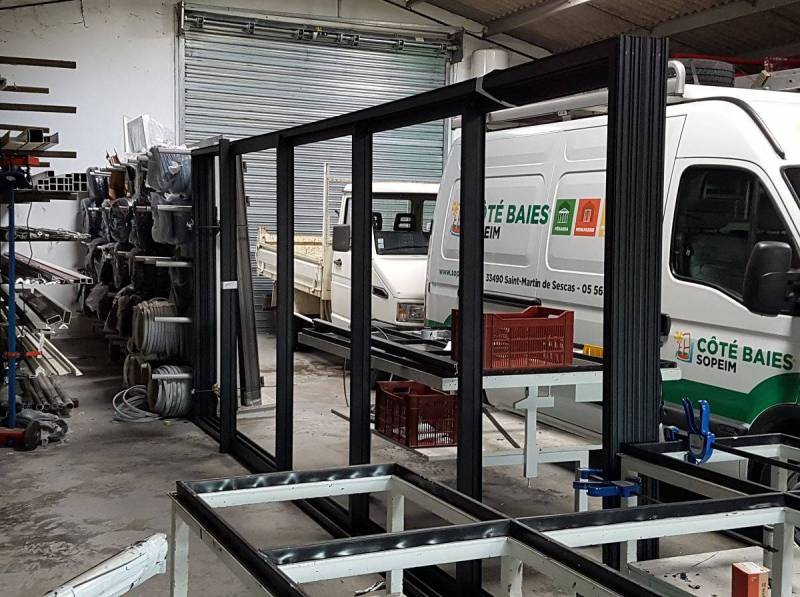 Vente et pose de clôture pleine en aluminium pour fixer sur un muret à Bazas