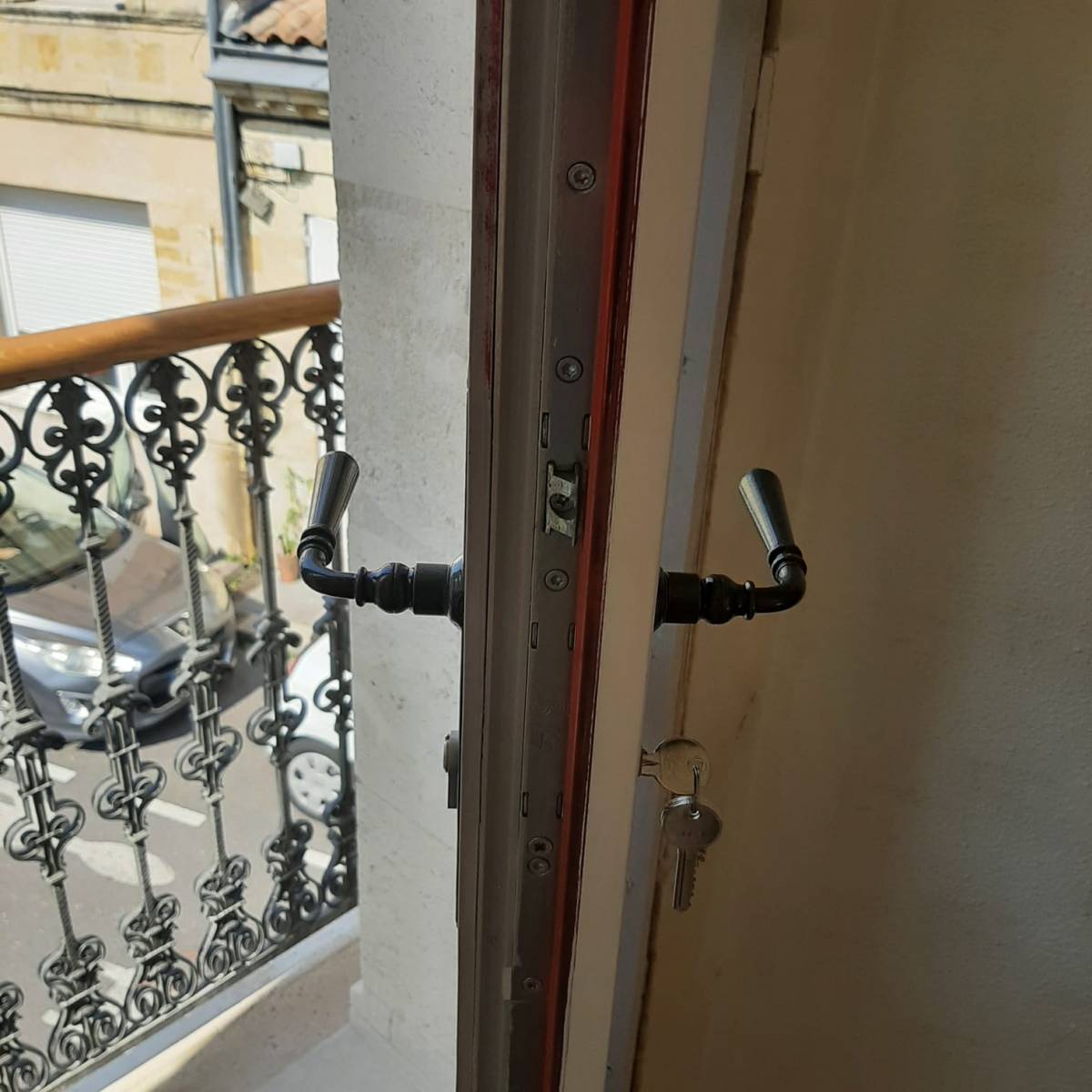 Porte en menuiserie bois soumis à l'approbation des architectes des bâtiments de France