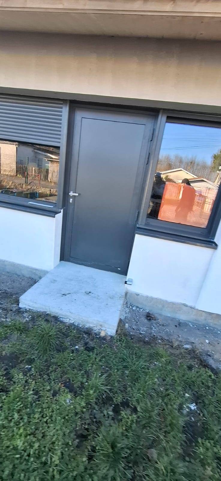 Remplacement de menuiserie sur mesure dans une école à Saint-Symphorien