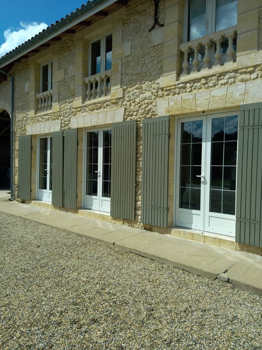 Portes fenêtres en aluminium sur mesure pour une maison ancienne en sud gironde