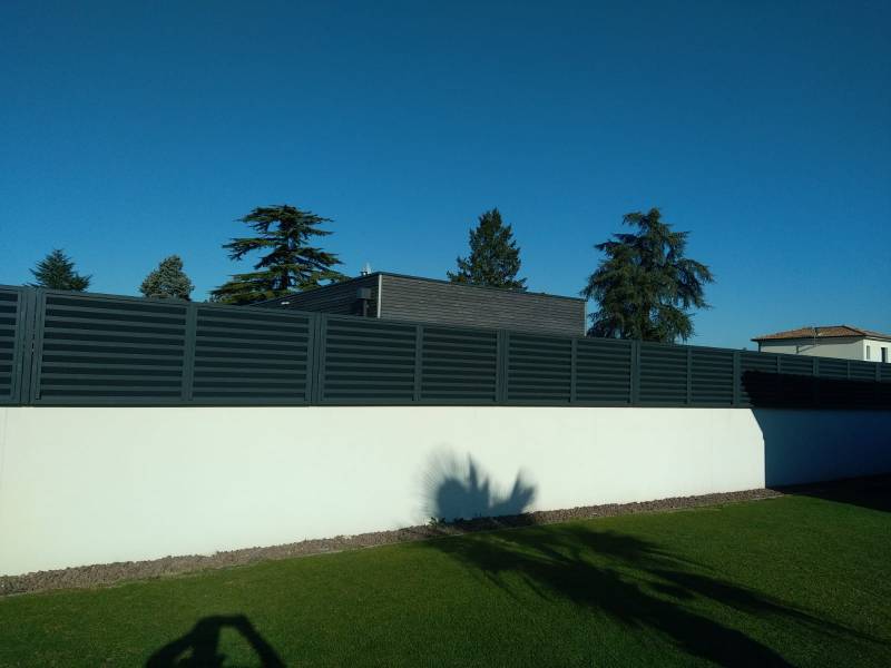 Réhausse de cloture dans un pavillon près de Bordeaux afin de garantir l'intimité de son jardin, à l'abris des regards indiscrets 
