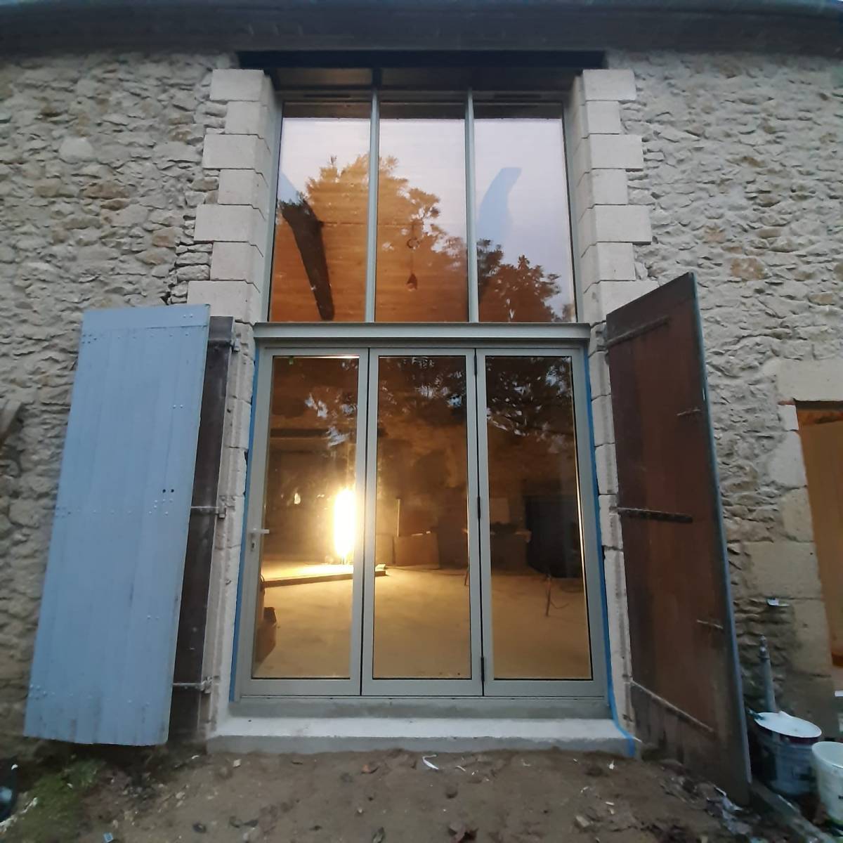 Menuiserie à Saint Pierre de Mons alliant pierre aluminium et verre