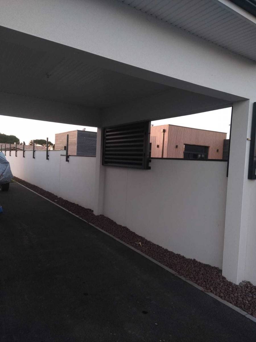 Réhausse de cloture dans un pavillon avec profilés discrets