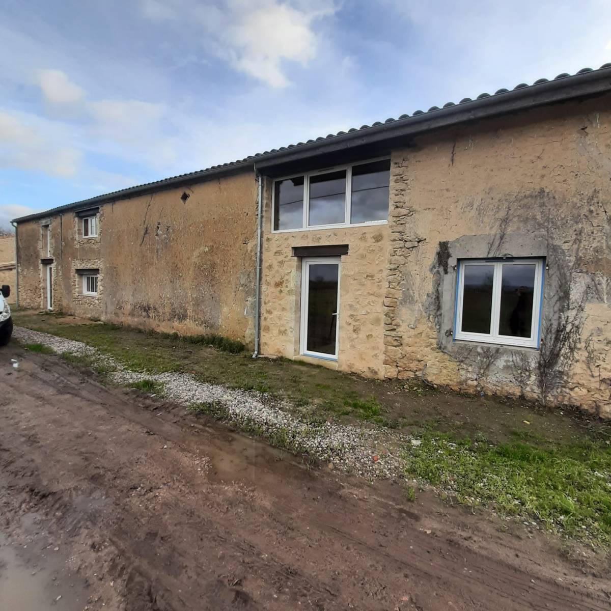 Rénovation d'une maison en pierre située à Saint Pierre de Mons avec des menuiseries pvc schucco et des menuiseries installux en aluminium