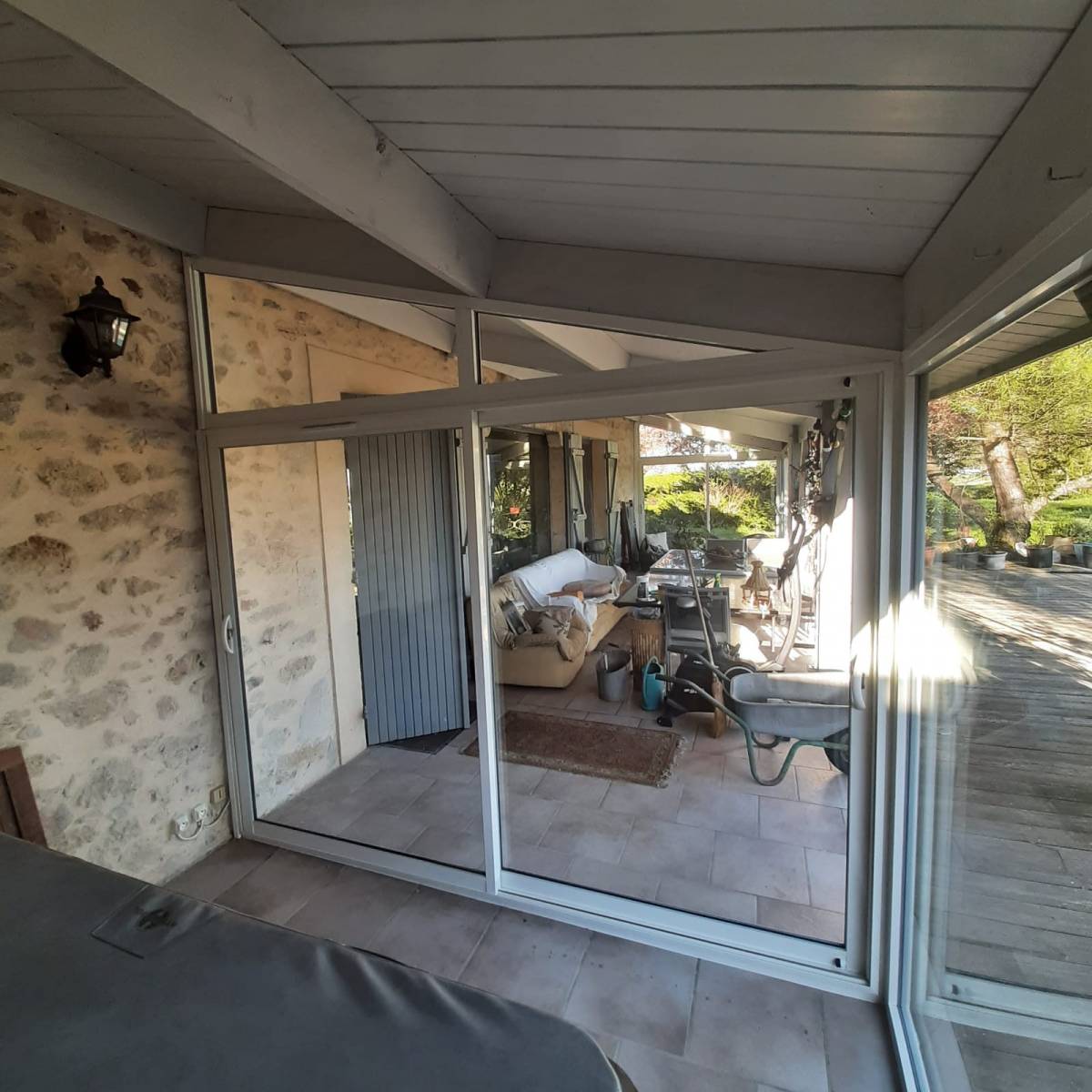 Fermer une terrasse avec une véranda aluminium