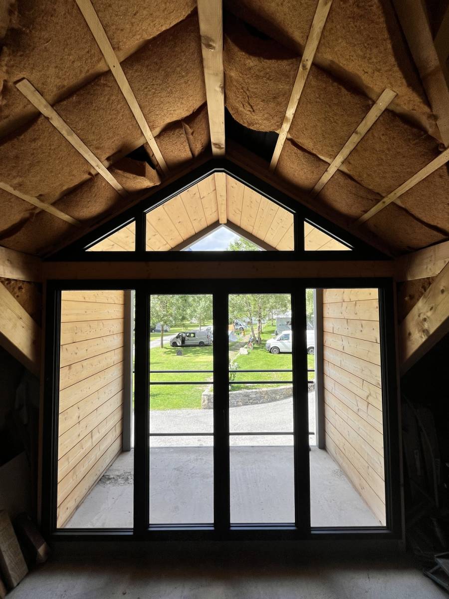 Réalisation d'une porte double avec imposte fixe à Gavarnie