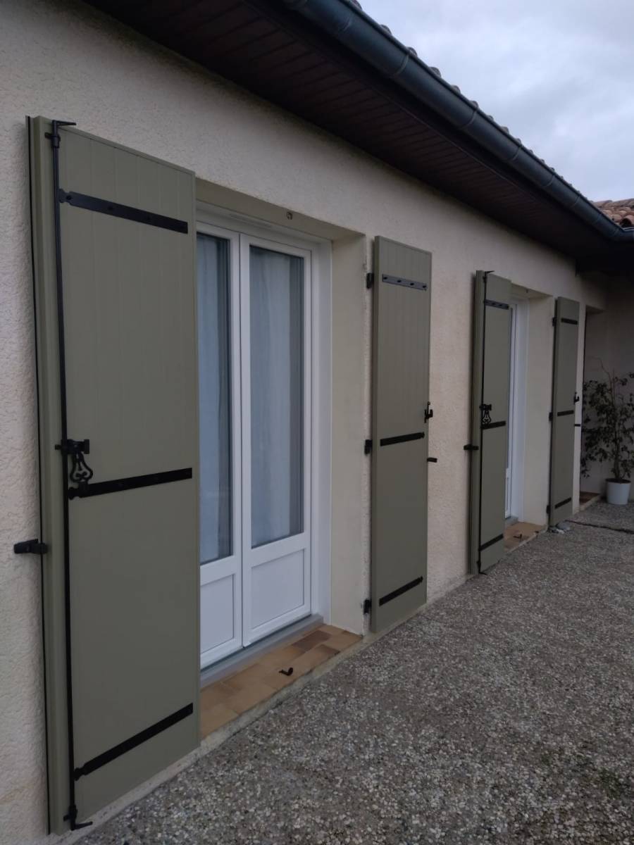 Changement de menuiseries PVC et de volets battants aluminium pour un relooking d'habitation à Aillas