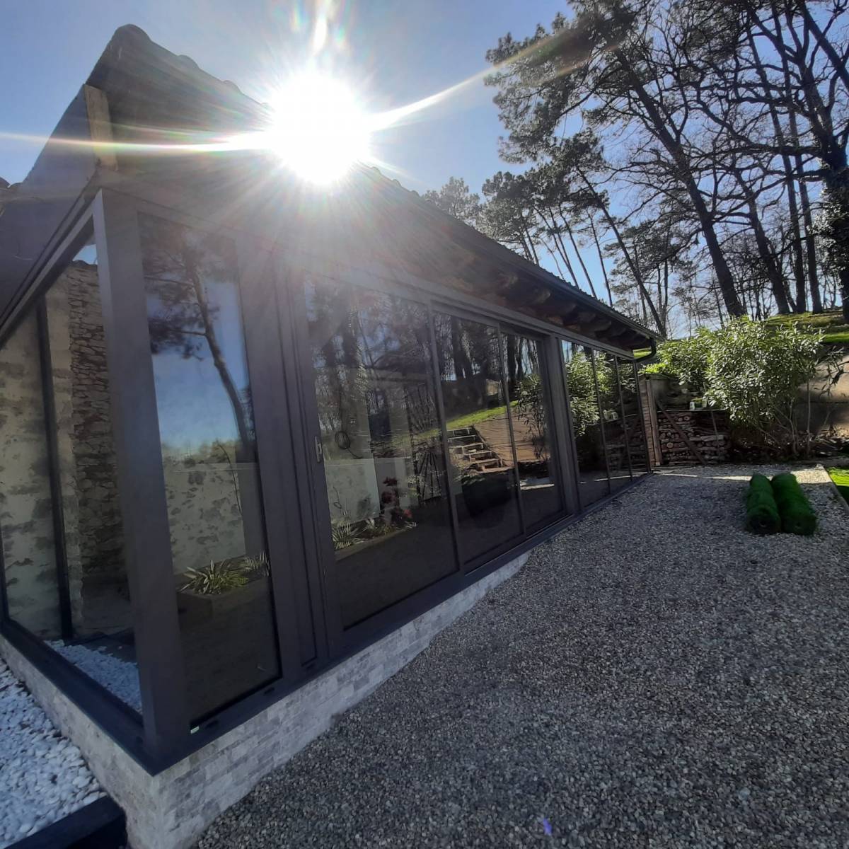 Extension de maison en pierre avec menuiseries Aluminium sur-mesure en sud gironde