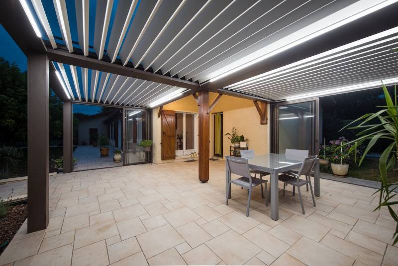 Fabrication et pose d'une pergola 3 modules en L avec fermetures latérales