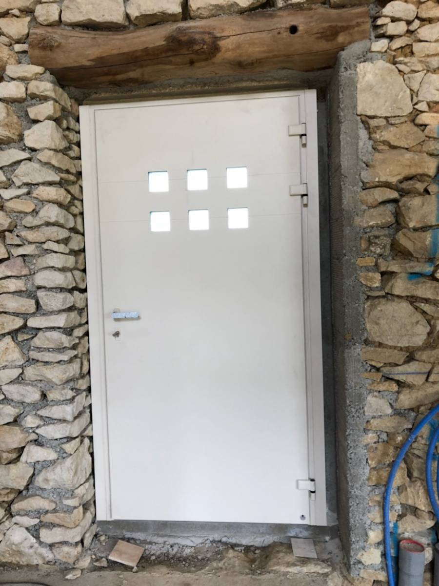 Porte en aluminium sur maison en pierre en Gironde