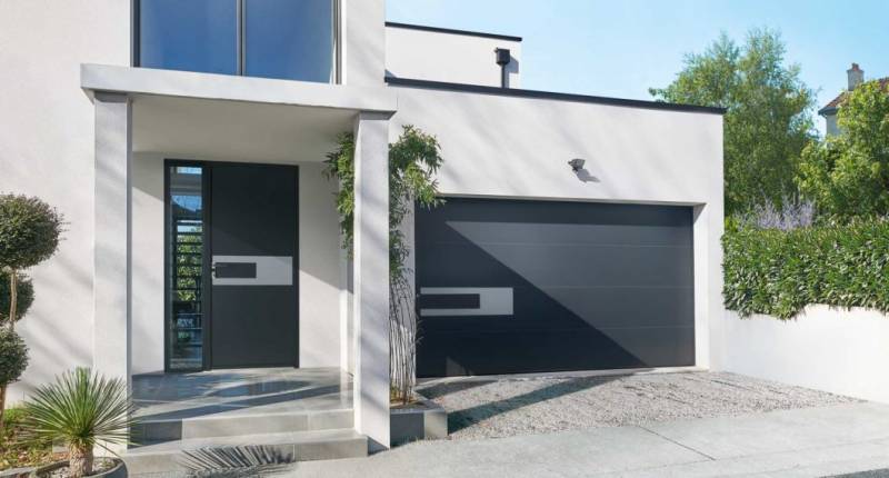 Achat d'une porte de garage basculante avec portillon pas cher sur Bordeaux
