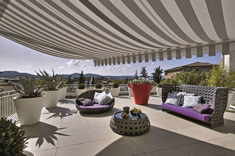 Achat de store banne motorisé sur mesure résistant au vent dans le sud de la Gironde